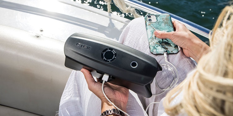CTEK CS FREE tragbares Batterieladegerät und Adaptive‑Booster