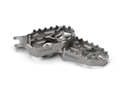 Akrapovič Adventure Fußrasten-Set (Titan) für Suzuki V-STROM 800 / 800DE / 1050 (ab 2020)