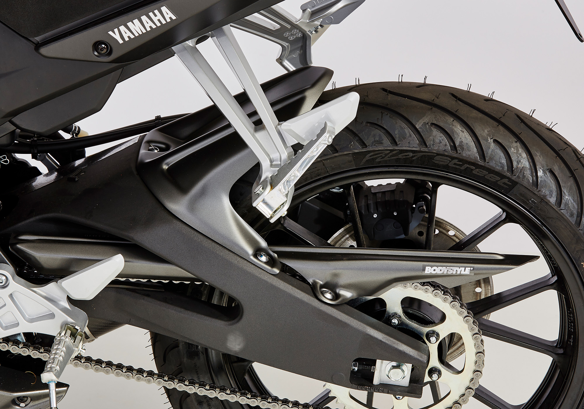 BODYSTYLE Sportsline Hinterradabdeckung ABS Kunststoff schwarz für YAMAHA MT-125, YZF-R125