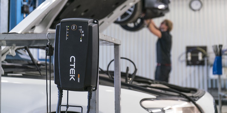 CTEK PRO25SE EU professionelles 12‑V Batterielade- und Stromversorgungsgerät 25 A
