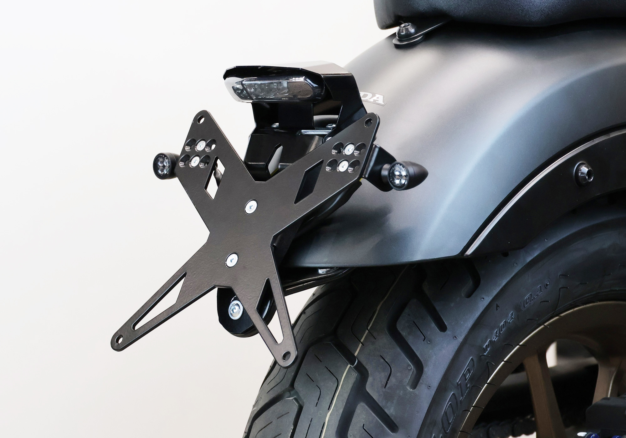 PROTECH X-SHAPE Kennzeichenhalterset mit LED-Rücklicht, Kennzeichenbeleuchtung und Reflektor Alu & Stahl Schwarz für HONDA CMX500 Rebel, CMX1100 Rebel